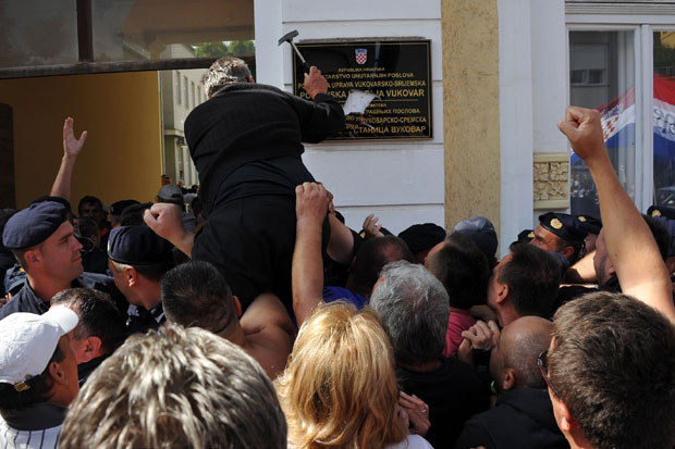 ЋИРИЛИЦА МОРА У ВУКОВАР: Пацке Уставног суда због непоштовања националних мањина